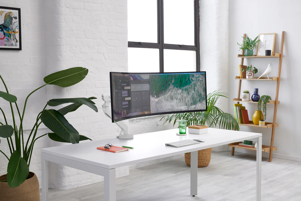 تاثیر نور بر جلوه مینیمال میز کار