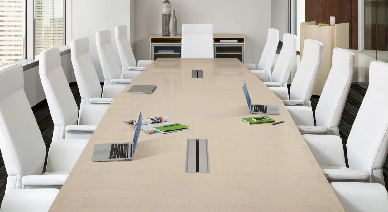 میز کنفرانس در فضای کاری
