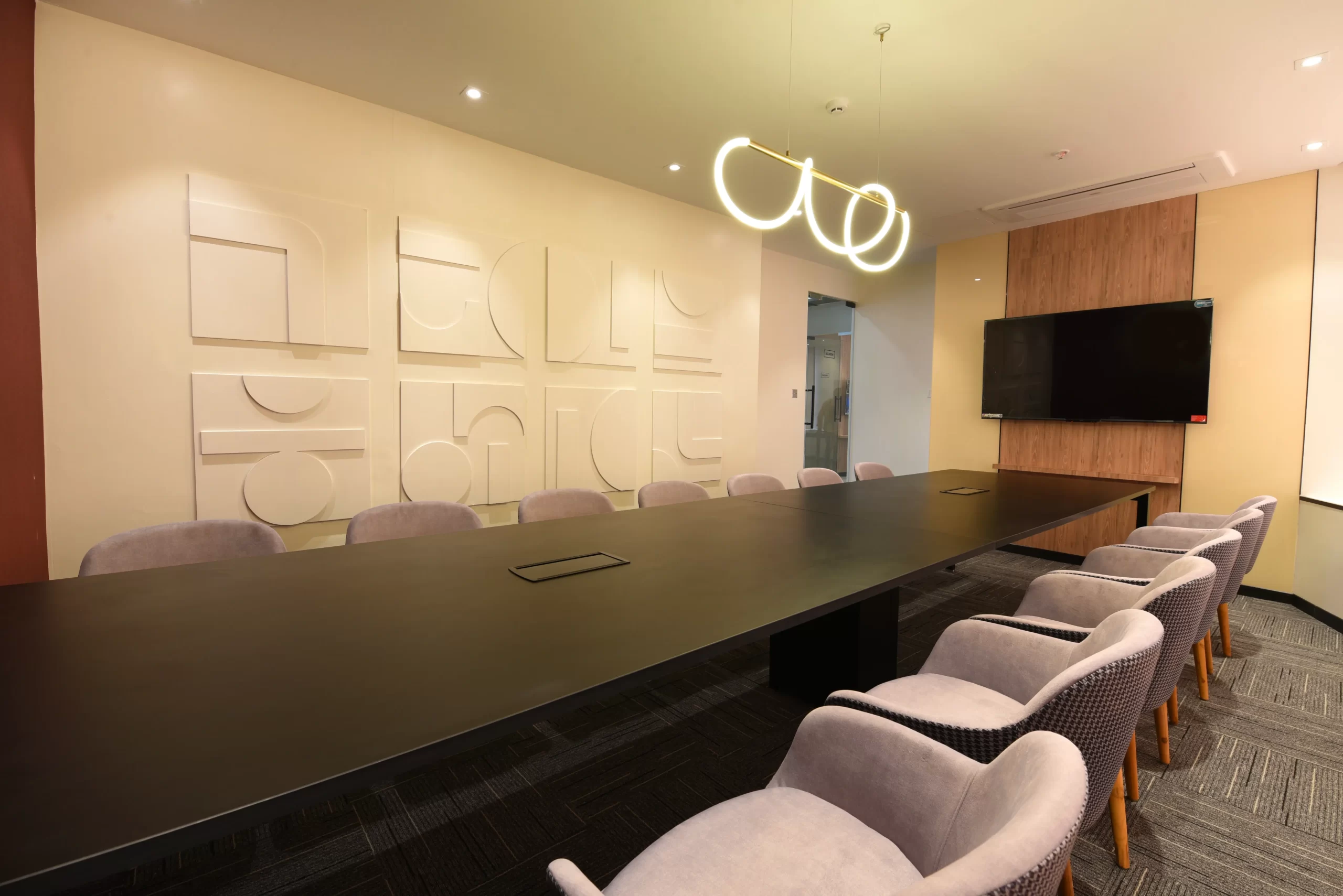 نورپردازی در طراحی اتاق کنفرانس